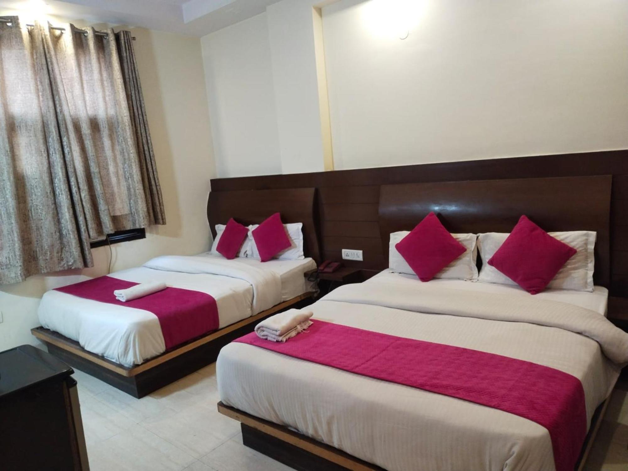 Hotel Lav Kush Deluxe At Paharganj Yeni Delhi Dış mekan fotoğraf