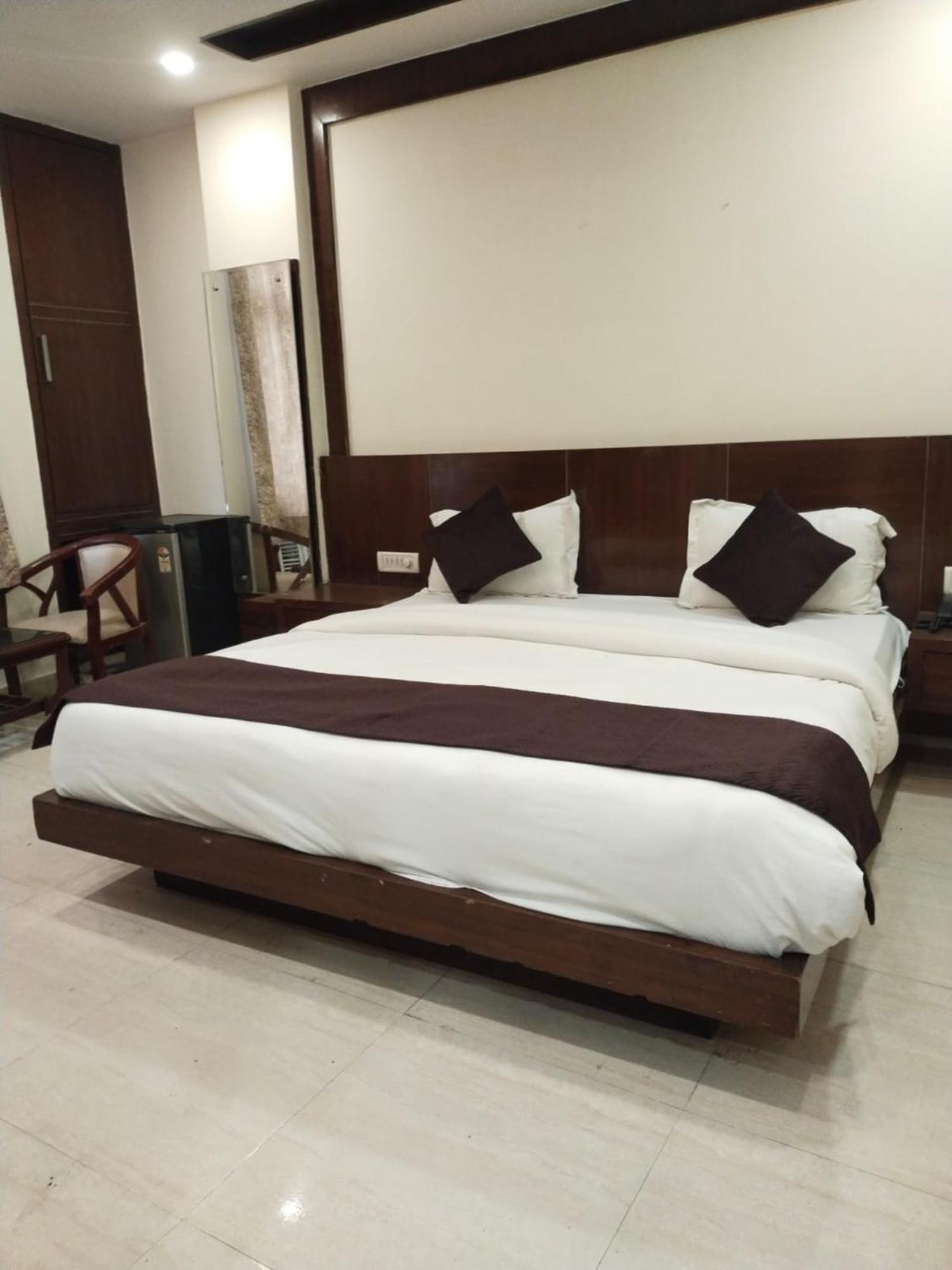 Hotel Lav Kush Deluxe At Paharganj Yeni Delhi Dış mekan fotoğraf